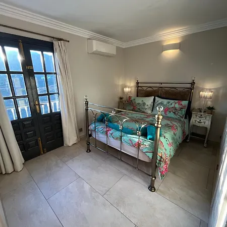 Villa With Heated Pool And Amazing Mountain And Sea Views No Young Groups Allowed-3
