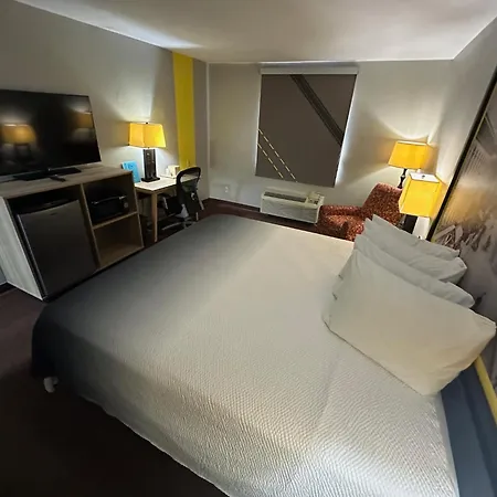 Super 8 By Wyndham Fort Scott-3