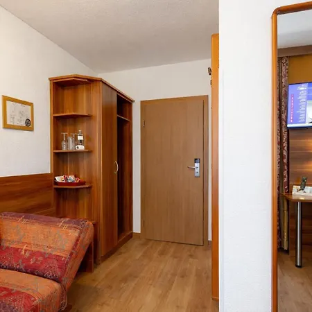 Tiptop Hotel Burgschmiet Garni-2