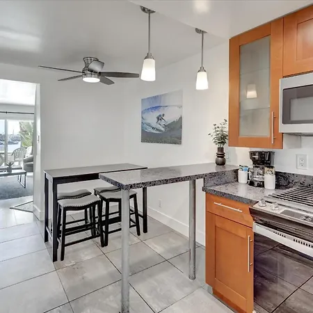 Oceanside Marina Suites - A Waterfront Hotel-2