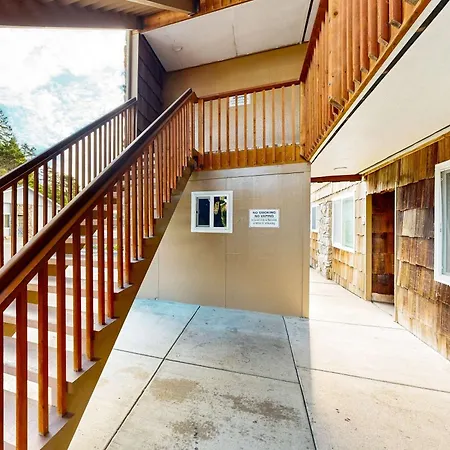 Cozy Coastal Condo Steps From The Beach With Deck Views-2