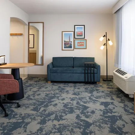 Hampton Inn & Suites Redding-3