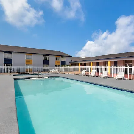 Super 8 By Wyndham Biloxi At The Beach-2