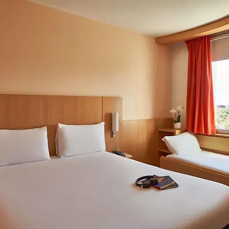 Ibis Barcelona Santa Coloma-2