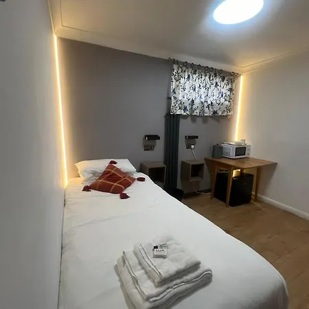 Hollybush Guest House-3