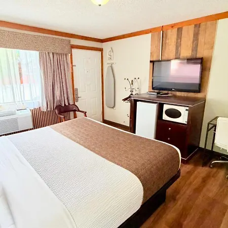 Travelodge By Wyndham Golden Sportsman Lodge-3
