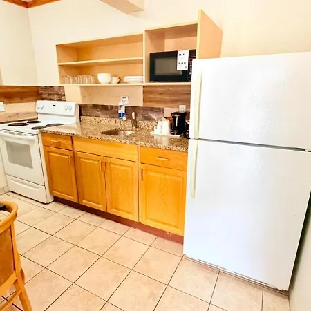 Travelodge By Wyndham Golden Sportsman Lodge-2