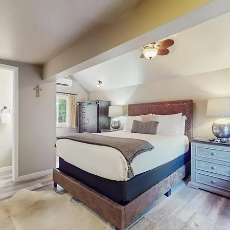 Romantic Cabin With A Patio - Walk To Restaurants, Tasting Rooms & More-2