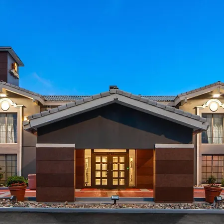 La Quinta Inn By Wyndham Omaha West-3