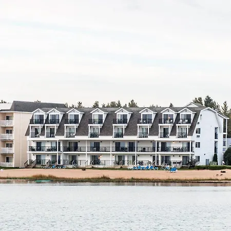 Quality Inn & Suites Mackinaw City Beachfront-2