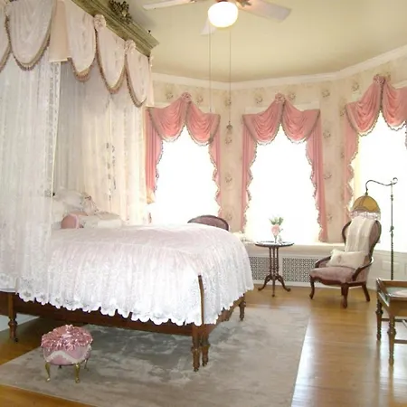 Alexander Mansion Bed And Breakfast-3