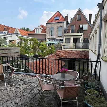 Hotel Hanzestadslogement De Leeuw in het centrum, Snoepwinkel, Hanzemuseum, Koffieschenkerij met Binnenplaats, Kamers met keukentje en Ontbijtservice-2