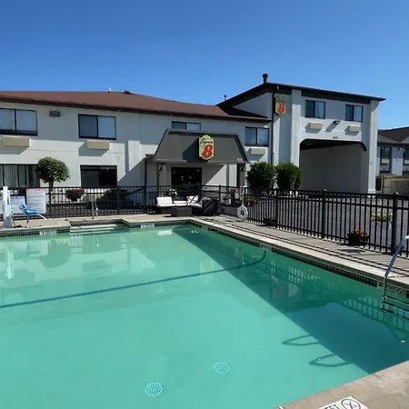 Super 8 By Wyndham Niagara Falls-3