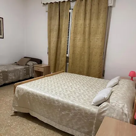 Travellers Lodge Bed & Rooms-3