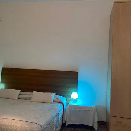 Travellers Lodge Bed & Rooms-2