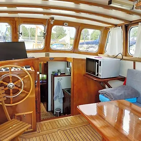 Prive B&B Motorsailer Rataplan-3