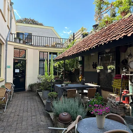 Hotel Hanzestadslogement De Leeuw in het centrum, Snoepwinkel, Hanzemuseum, Koffieschenkerij met Binnenplaats, Kamers met keukentje en Ontbijtservice-3