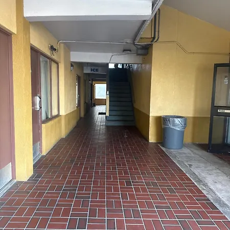 Diamond Inn & Suites-2