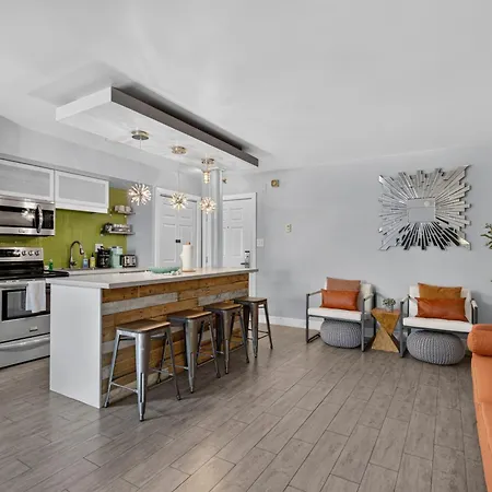 Stripviewsuites At Jockey Club-3