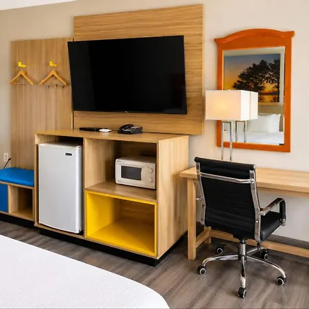 Days Inn By Wyndham Topeka-3