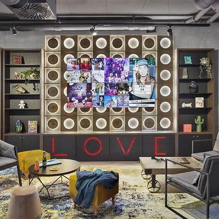 Moxy Lausanne City-2