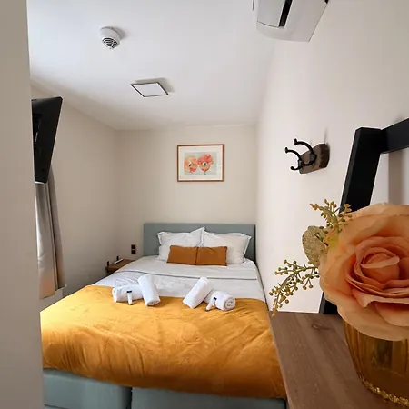Near Hotspots Stay, Central Room W Shared Kitchen-2