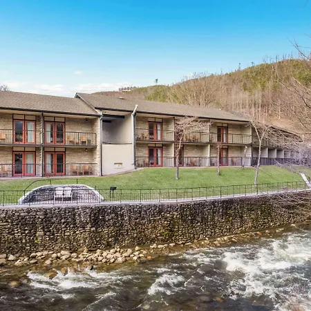 Econo Lodge Inn & Suites On The River-2