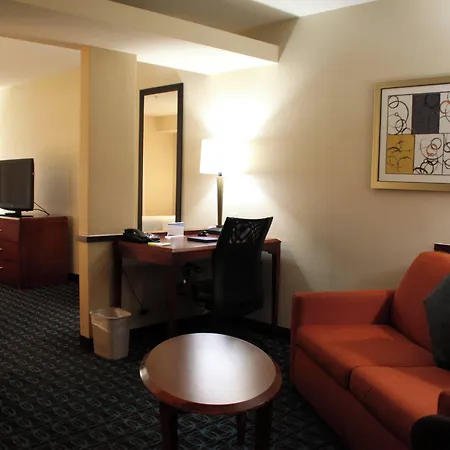 Fairfield Inn & Suites Denton-3