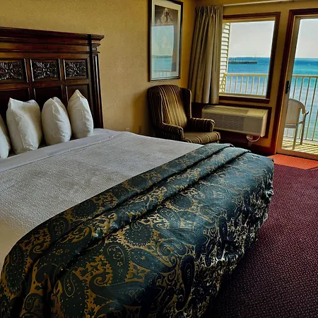 Hamilton Inn Select Beachfront Mackinaw City-3
