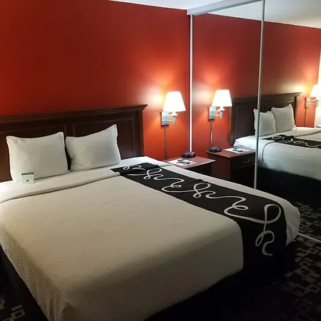Ramada By Wyndham Oceanside-3