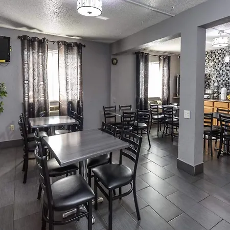 Travelodge By Wyndham Muskegon-2