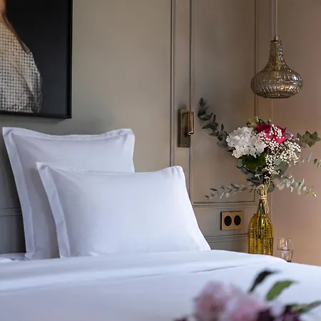 Lizzie Hotel-2