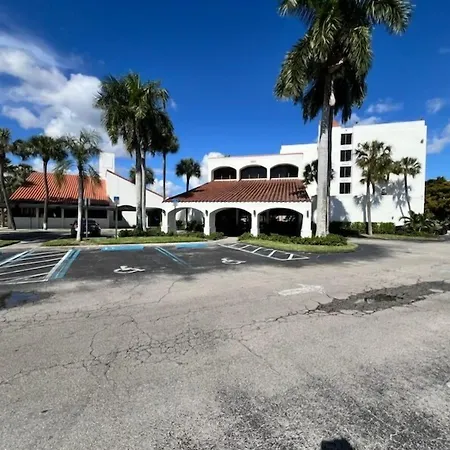 Ramada By Wyndham West Palm Beach Airport-2