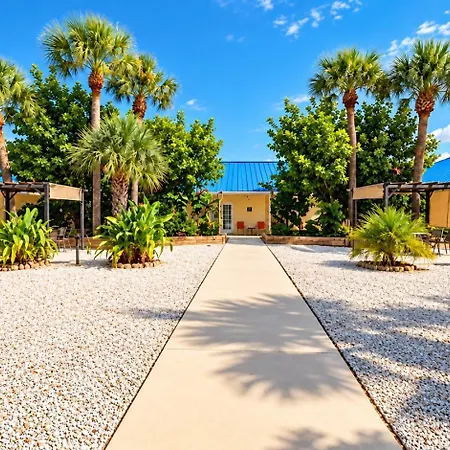 Island Sun Inn & Suites - Historic Venice & Beach Getaway-2