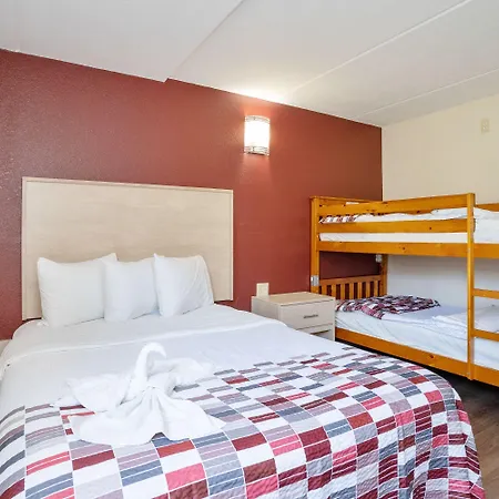 Red Roof Inn & Suites Pigeon Forge Parkway-2