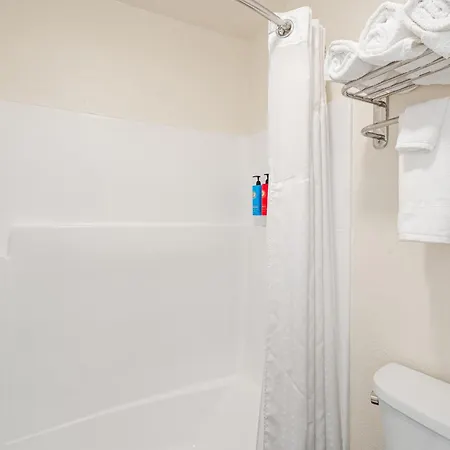 The Orchard Hotel Ukiah Wine Country Free Breakfast, Pool, & Hot Tub-3