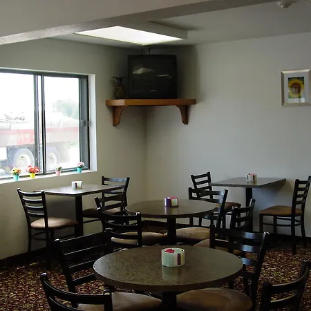 Super 8 By Wyndham Manhattan Ks-2
