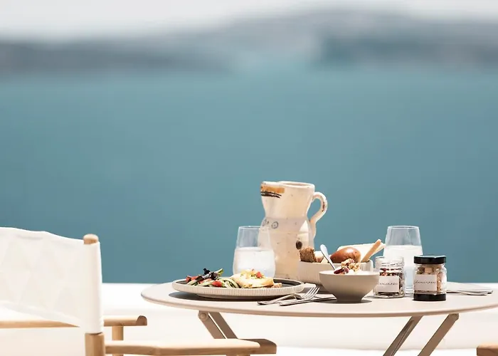 Luxury Hotels in Oia (Santorini)