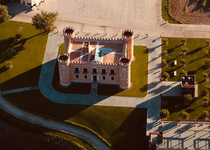Castillo de Monte la Reina Posada Rural&Bodega Toro