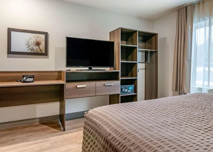 Woodspring Suites Brunswick