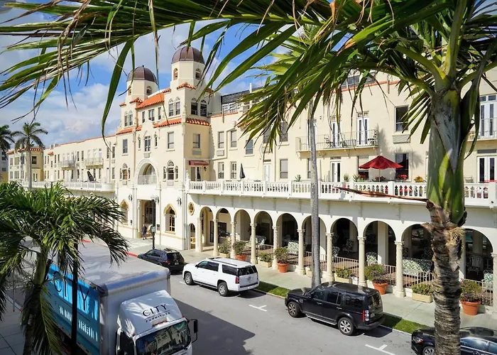 Palm Beach Hotel With Juliette Balconies! 2 Blocks From Beach! Historic Landmark