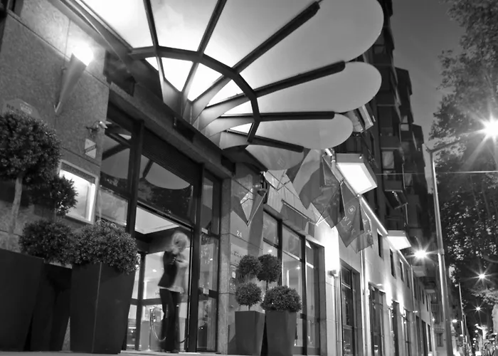 Warwick Reine Astrid - Lyon Aparthotel