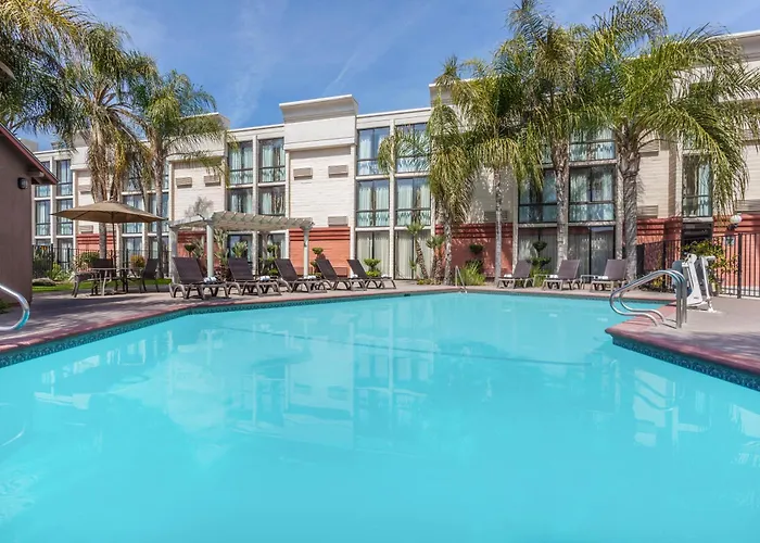 Wyndham Visalia Hotel