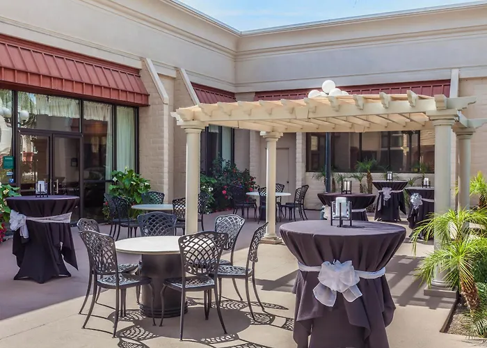 Wyndham Visalia Hotel