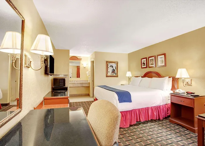 Days Inn By Wyndham Memphis At Graceland
