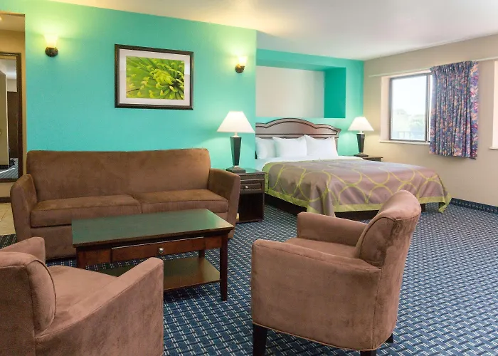 Super 8 By Wyndham Naples Hotel Golden Gate