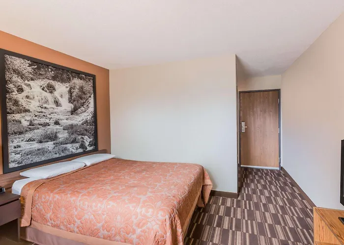 Super 8 By Wyndham Madison Hotel