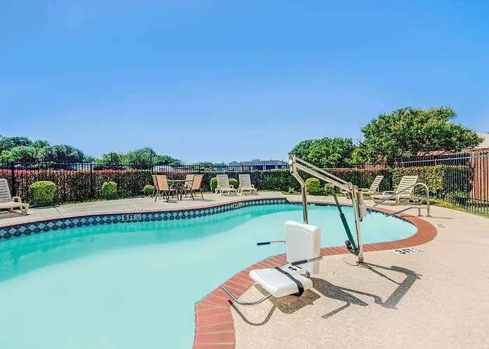 Super 8 By Wyndham Mckinney/Plano Area
