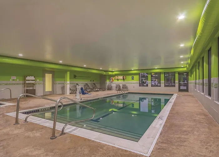 La Quinta Inn & Suites By Wyndham Cleveland Airport West North Olmsted