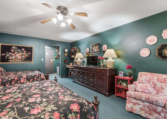 Elkhart Lake Hotels